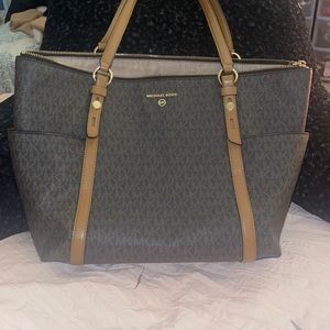 Sullivan’s large tote bag ( Michael kors)